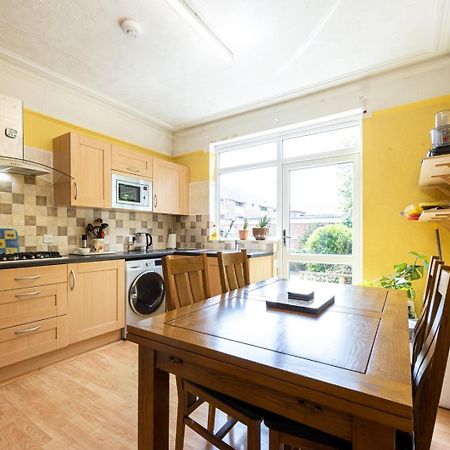 Guestready - Enchanting Life In Gorse Hill Manchester Exterior photo