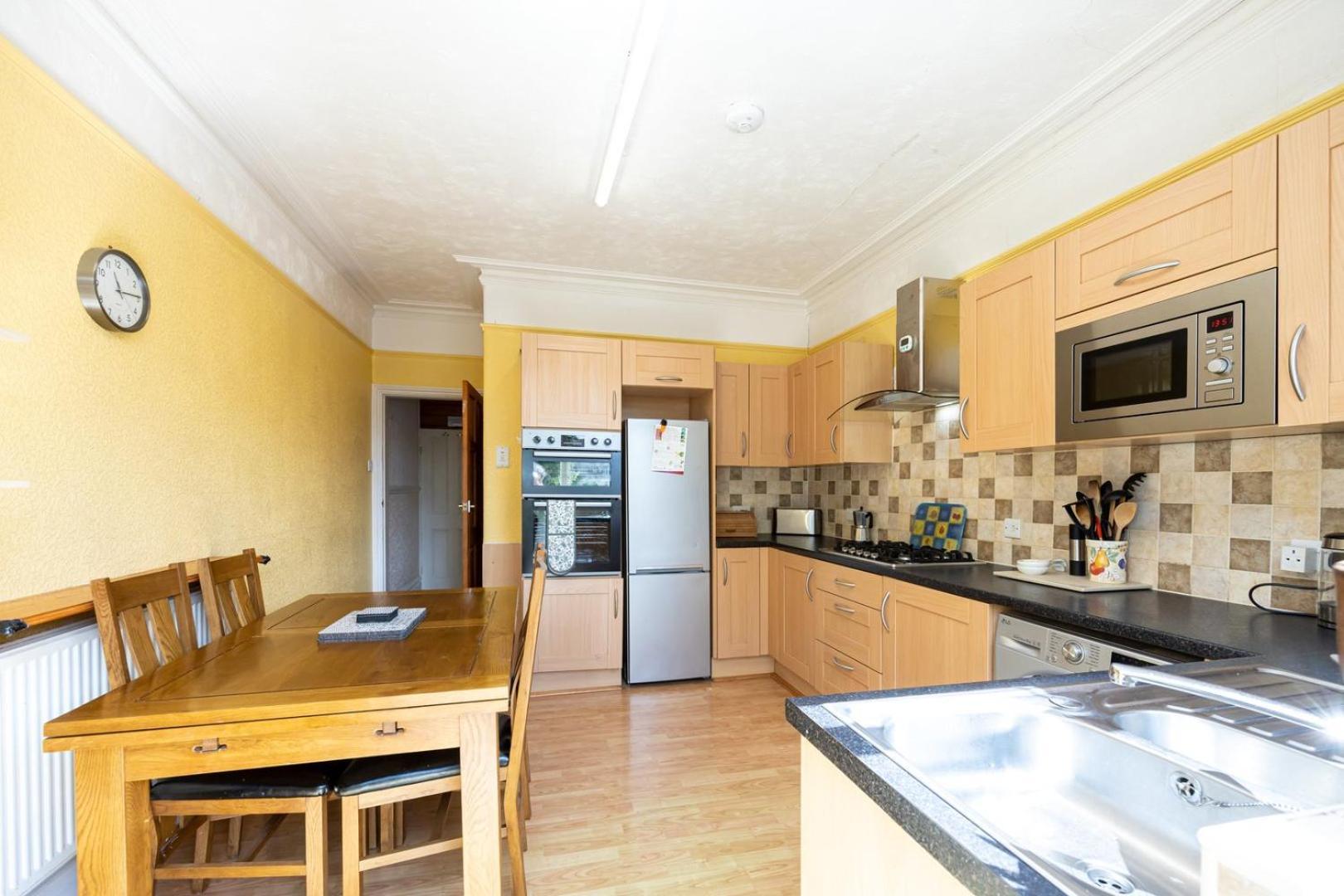 Guestready - Enchanting Life In Gorse Hill Manchester Exterior photo