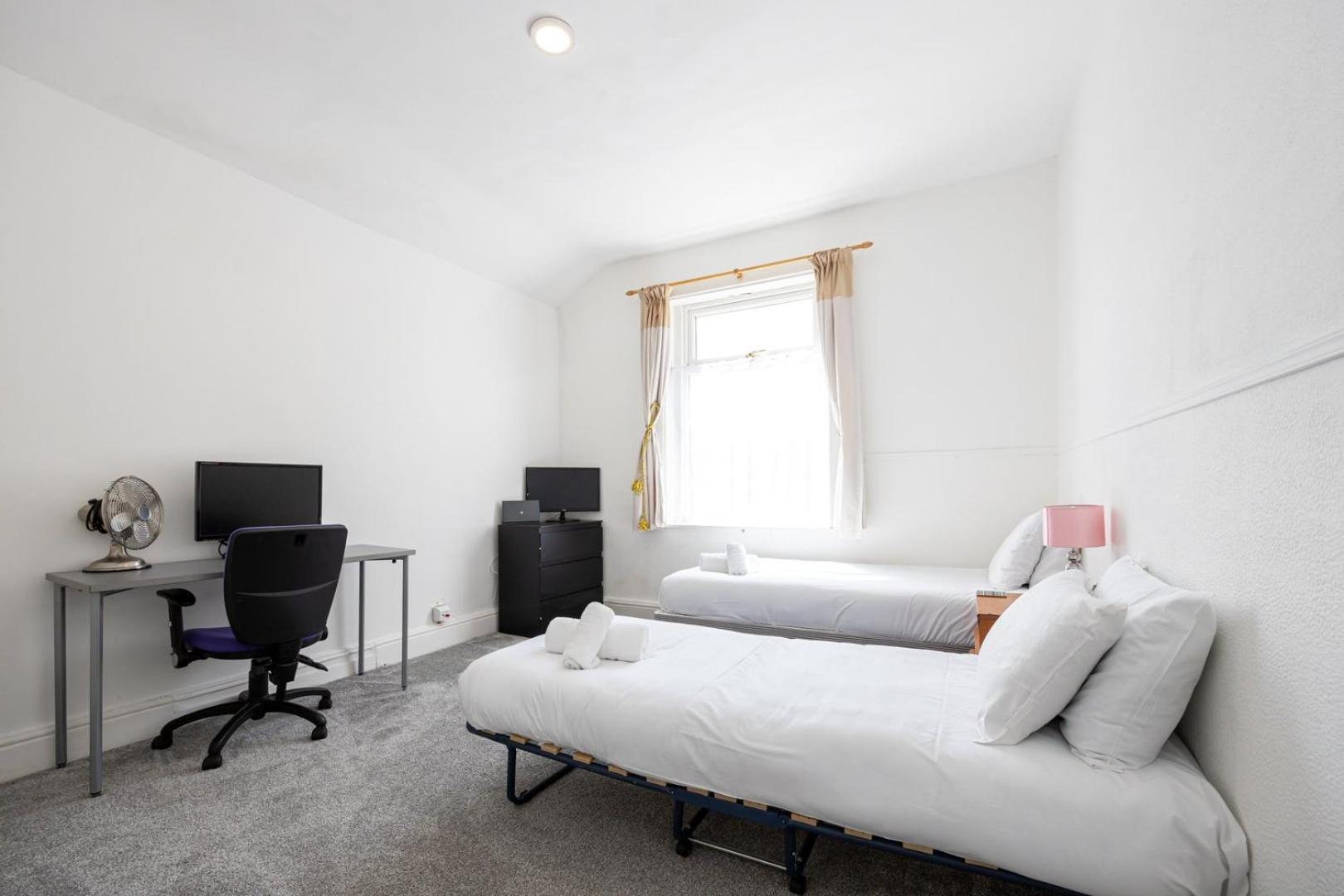 Guestready - Enchanting Life In Gorse Hill Manchester Exterior photo