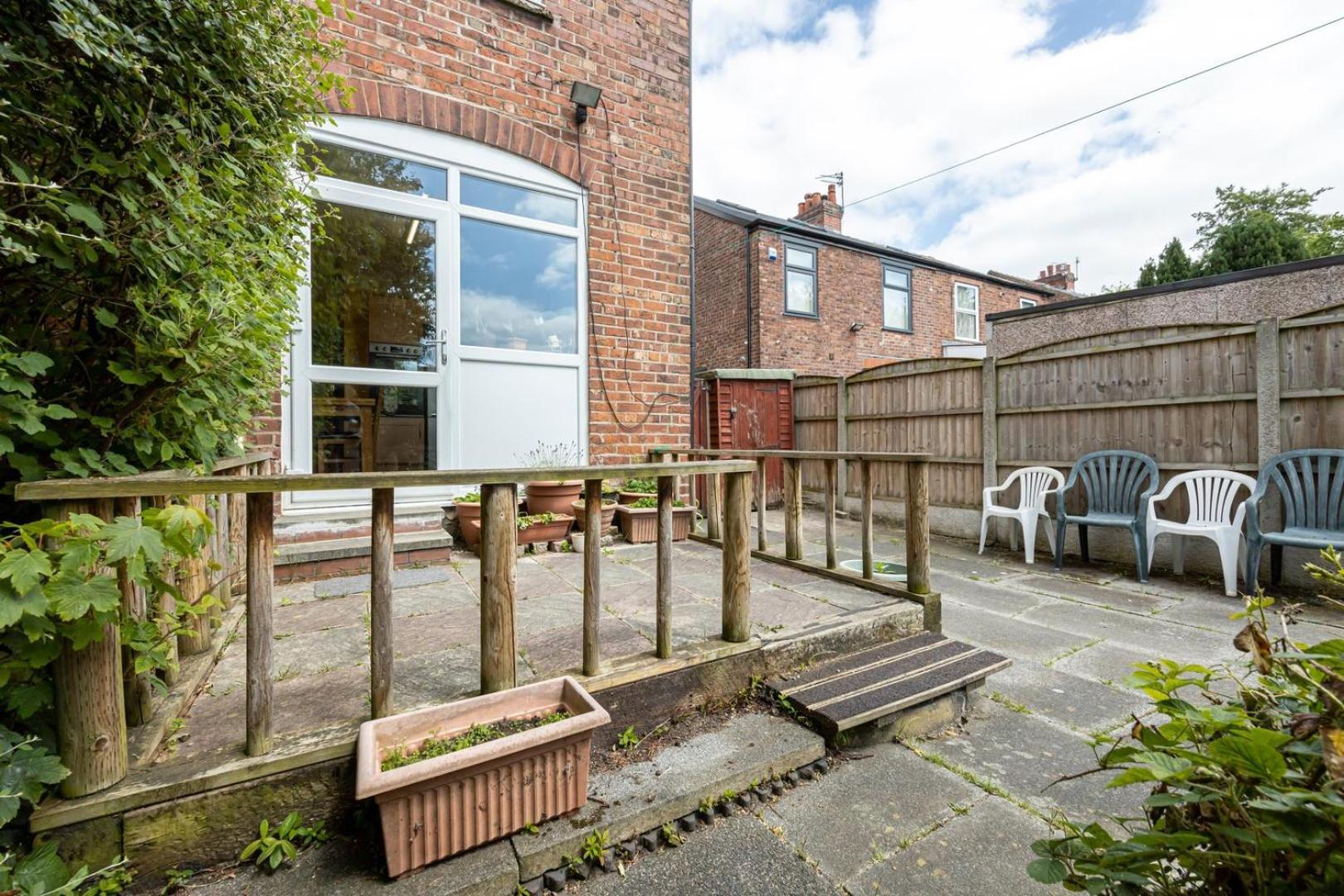 Guestready - Enchanting Life In Gorse Hill Manchester Exterior photo