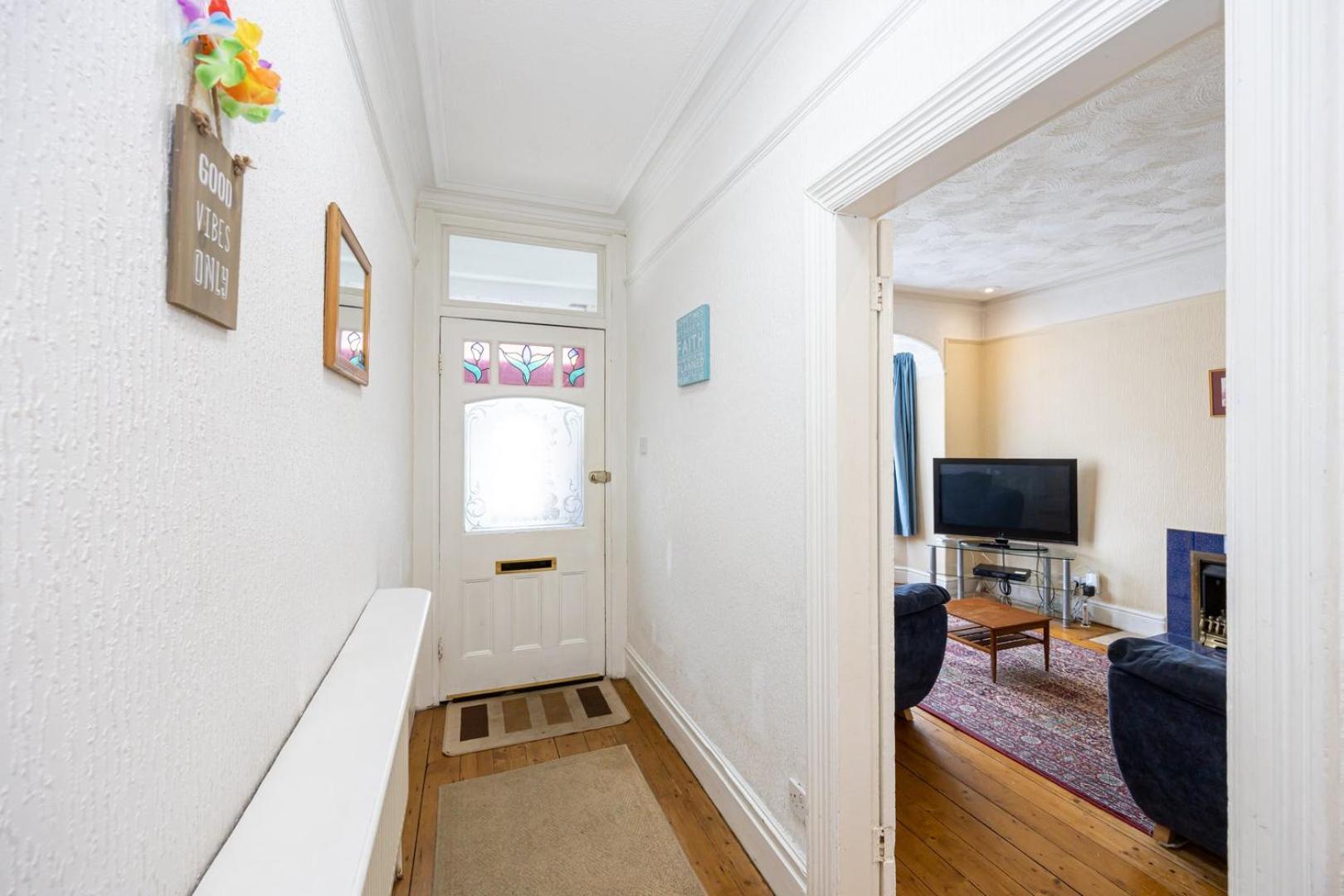 Guestready - Enchanting Life In Gorse Hill Manchester Exterior photo