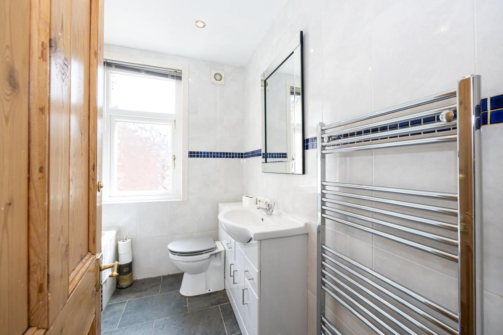 Guestready - Enchanting Life In Gorse Hill Manchester Exterior photo