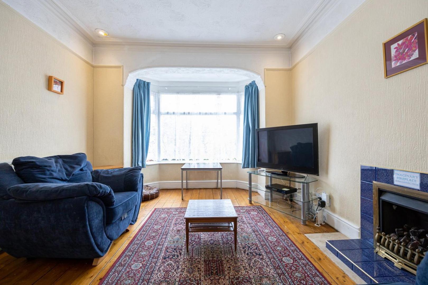 Guestready - Enchanting Life In Gorse Hill Manchester Exterior photo