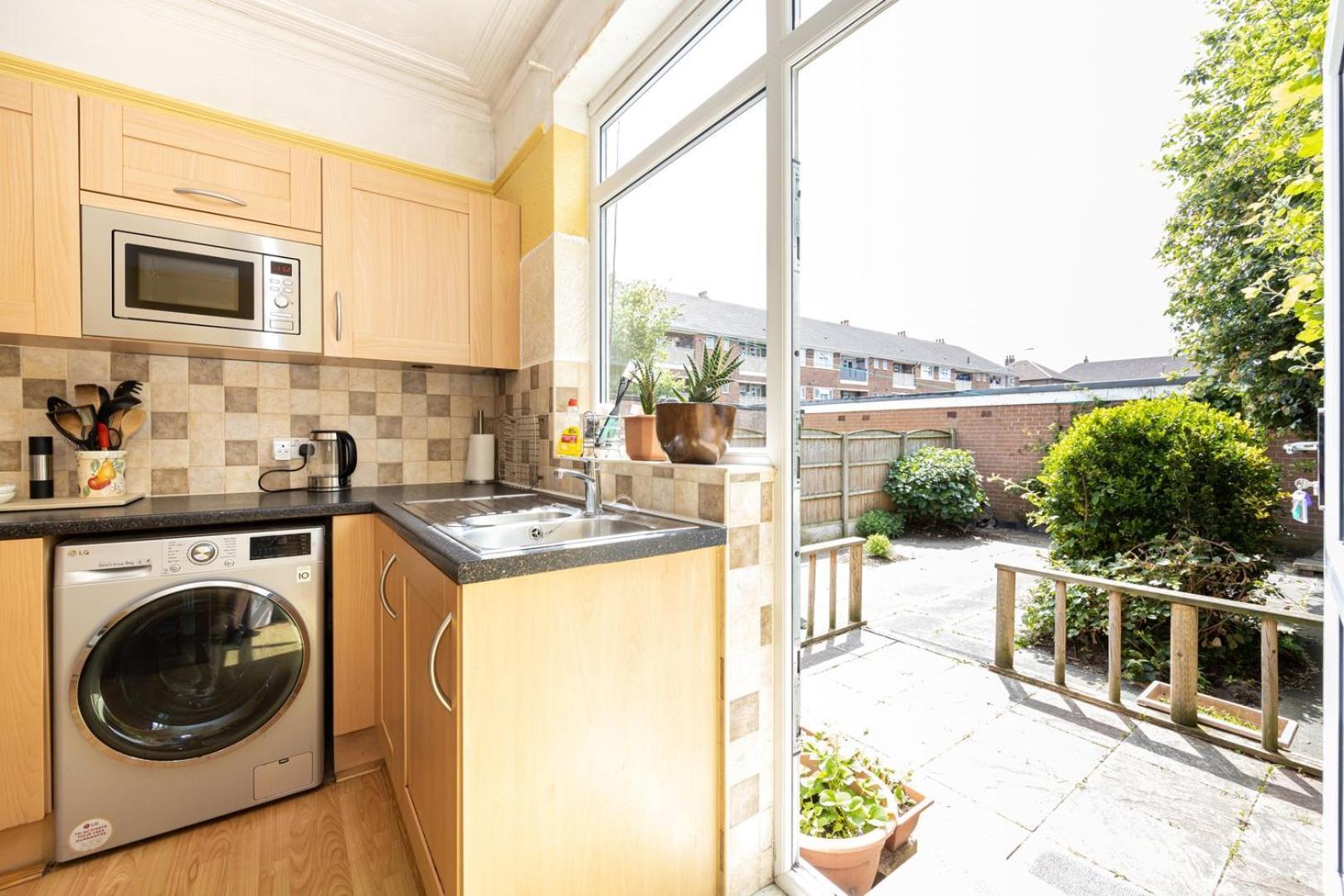 Guestready - Enchanting Life In Gorse Hill Manchester Exterior photo