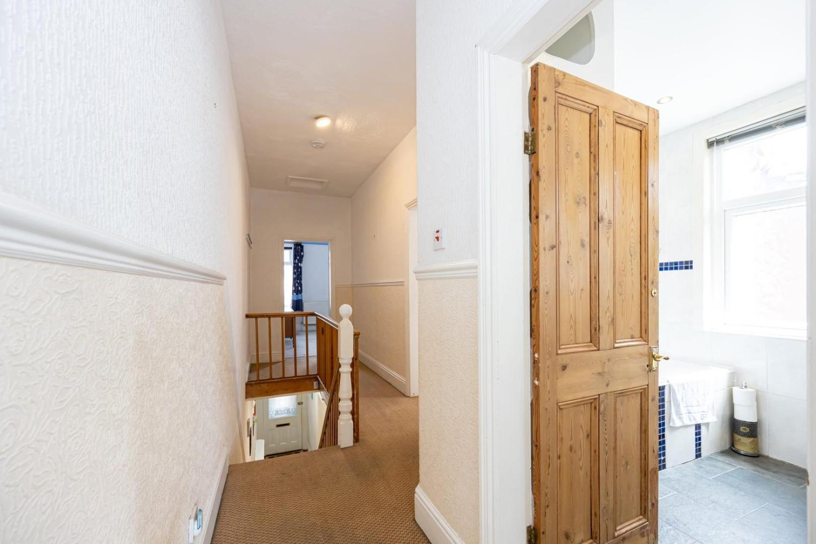 Guestready - Enchanting Life In Gorse Hill Manchester Exterior photo