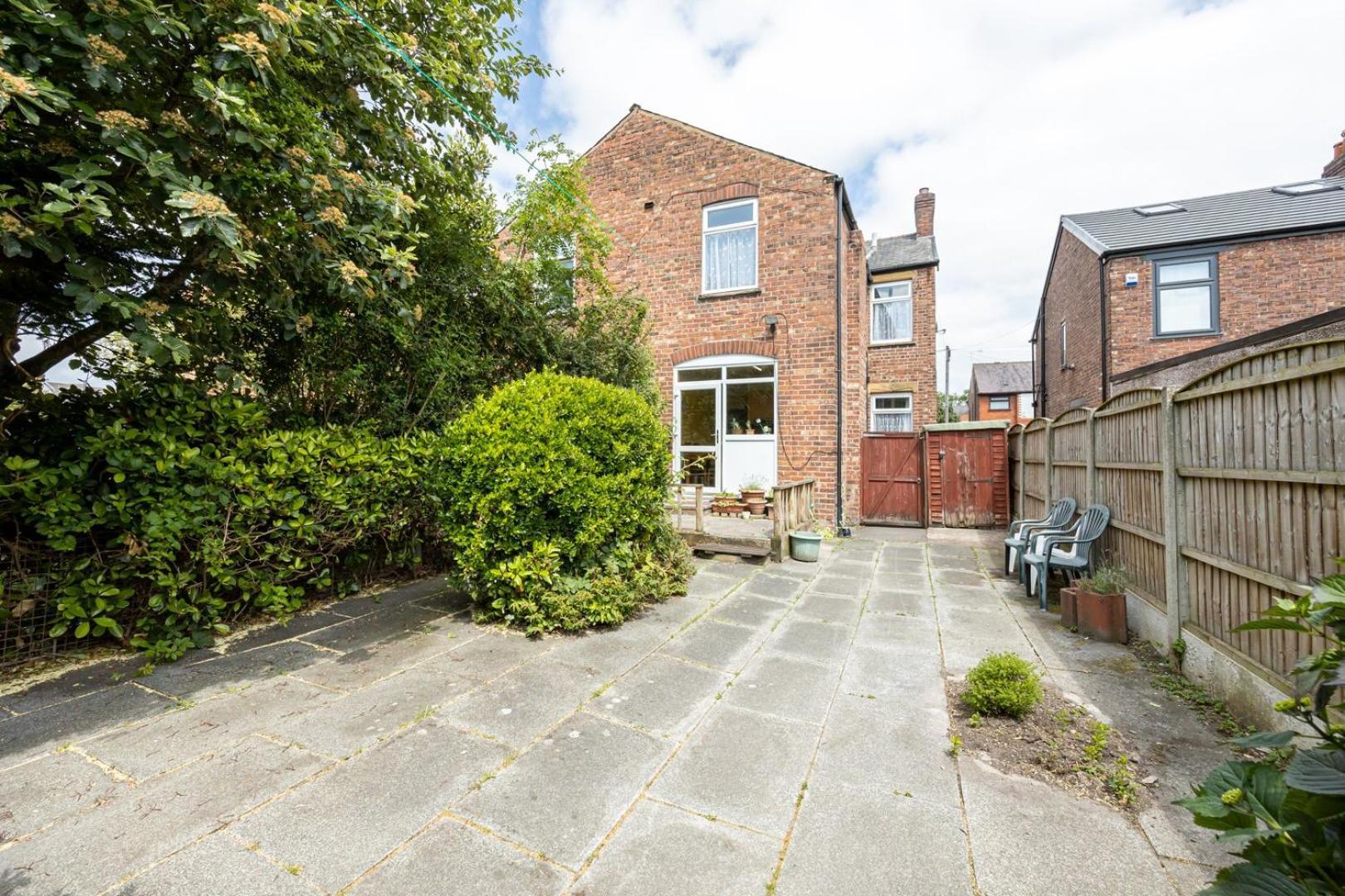 Guestready - Enchanting Life In Gorse Hill Villa Manchester Exterior photo