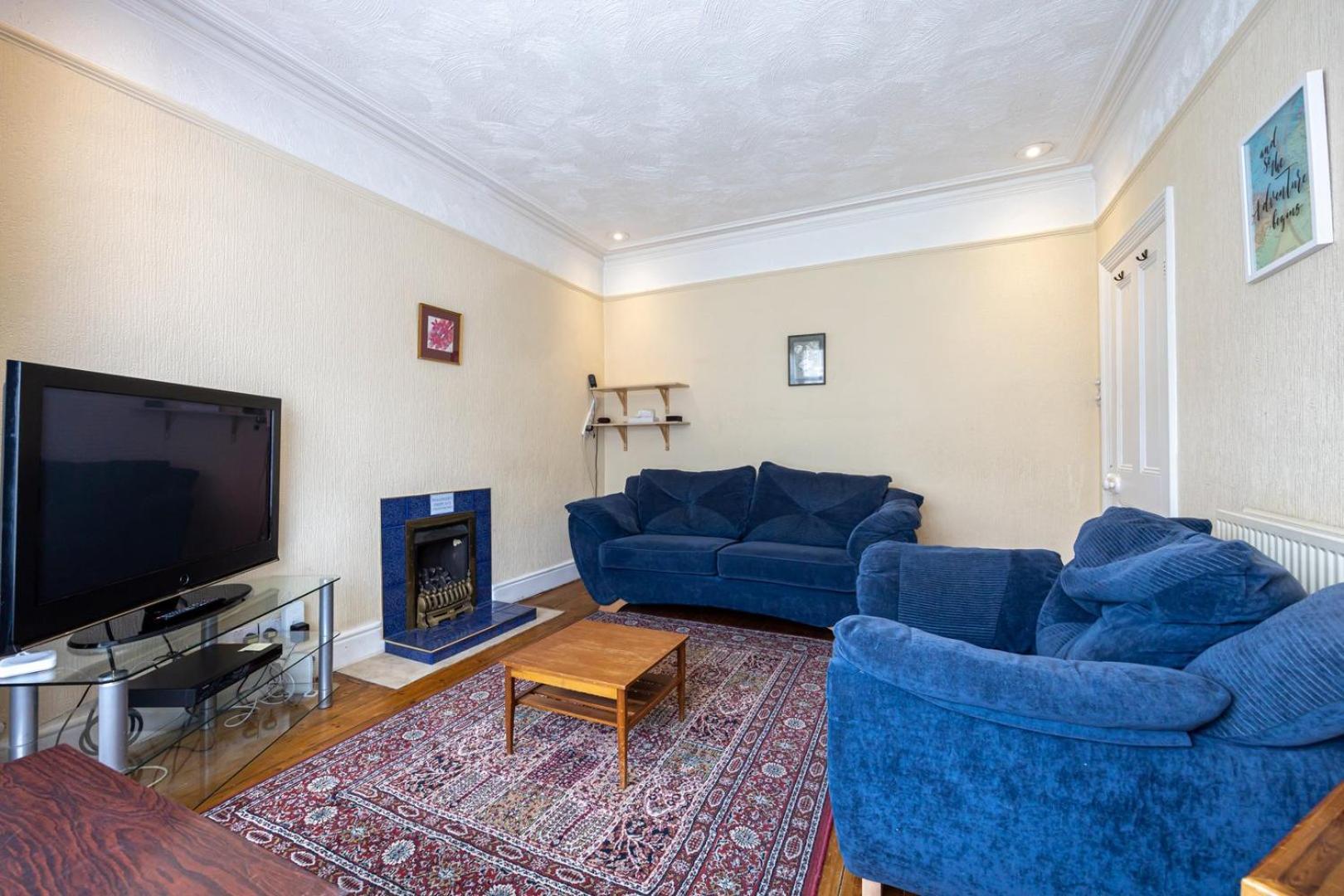 Guestready - Enchanting Life In Gorse Hill Manchester Exterior photo