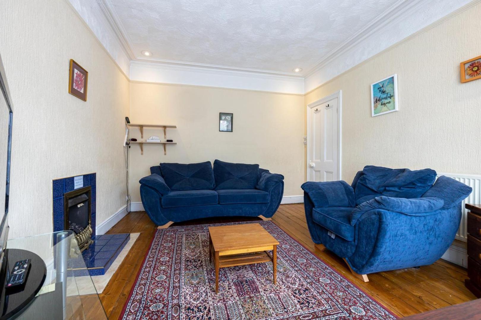 Guestready - Enchanting Life In Gorse Hill Manchester Exterior photo