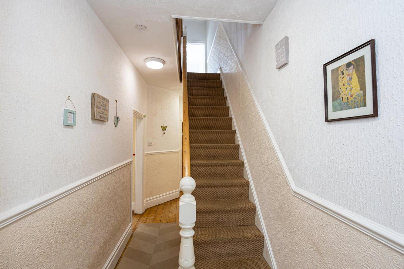 Guestready - Enchanting Life In Gorse Hill Manchester Exterior photo