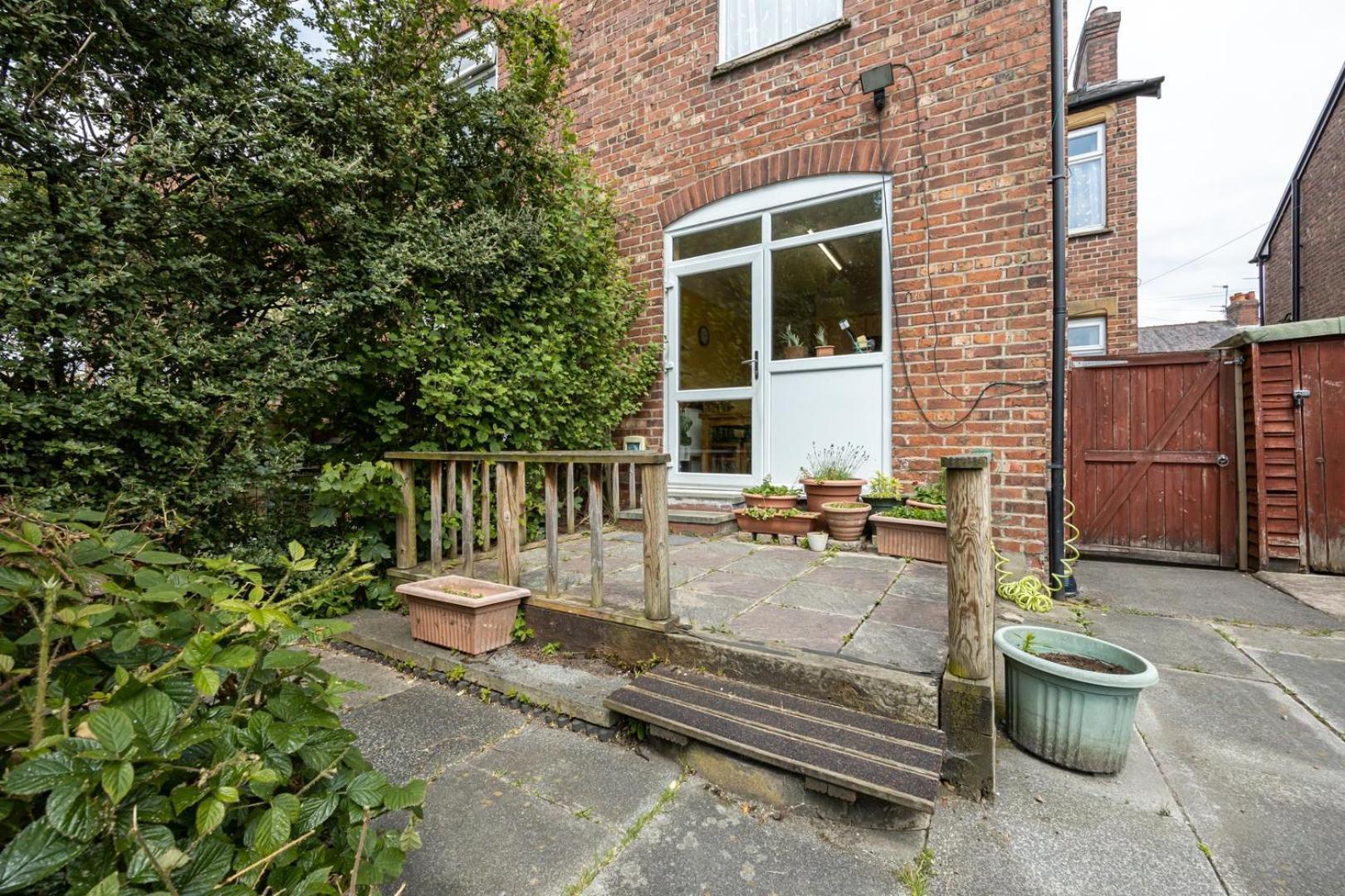 Guestready - Enchanting Life In Gorse Hill Manchester Exterior photo