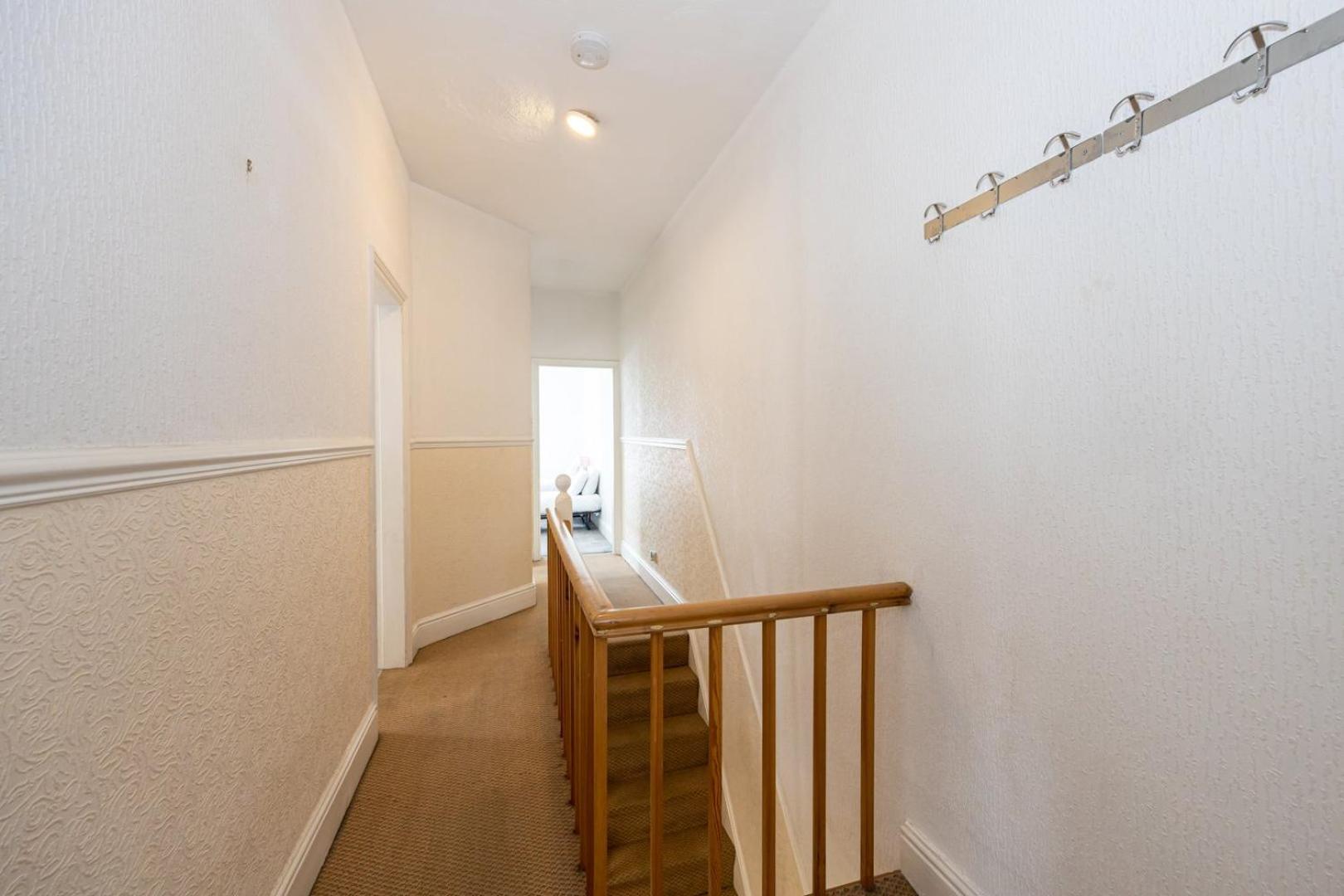 Guestready - Enchanting Life In Gorse Hill Manchester Exterior photo